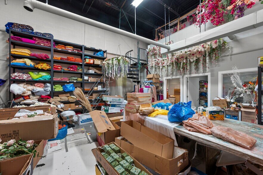 More Photos Of 8480-8486 Tyco Rd, Vienna Showroom For Lease