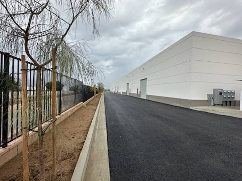 More Photos Of 33575 Mission Trail, Lake Elsinore Showroom For Lease