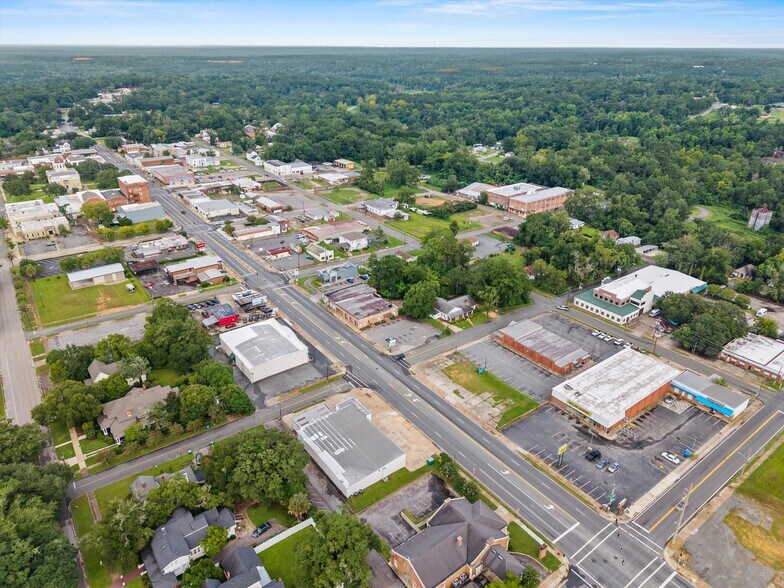 More Photos Of 304 W Jefferson St, Quincy Freestanding For Sale