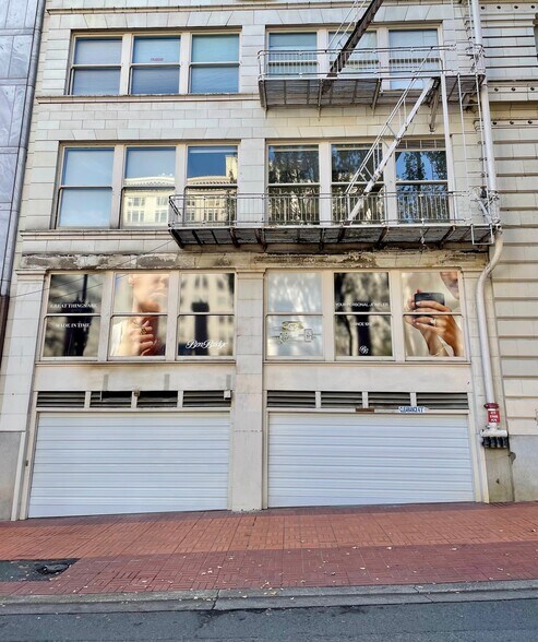 More Photos Of 800-818 SW Broadway, Portland Office For Sale