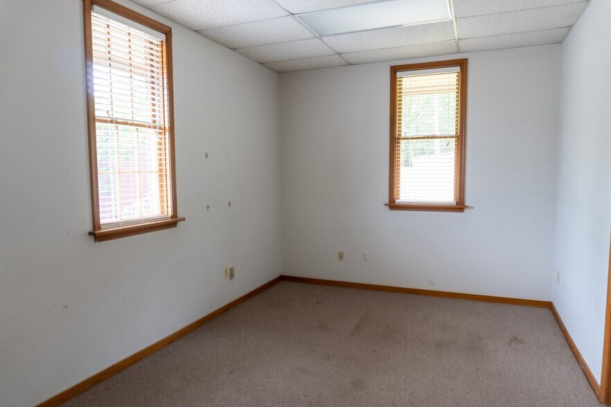 More Photos Of 4794 Finlay St, Richmond Office For Sale