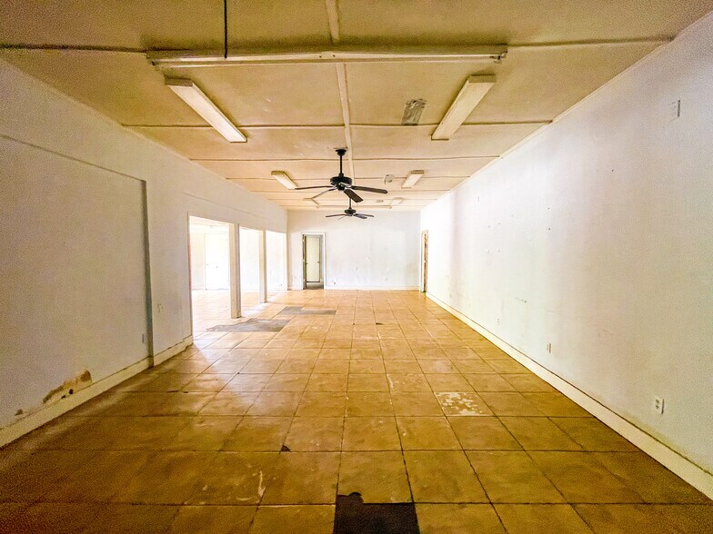 More Photos Of 2305 N Main St, Vidor Flex For Sale