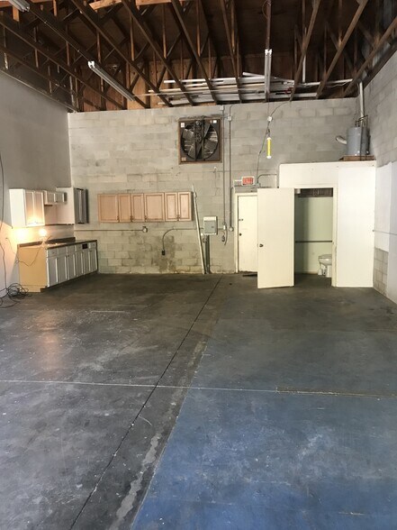 More Photos Of 831 Railroad St, Port Orange Warehouse For Lease