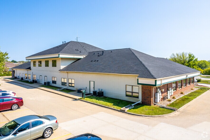More Photos Of 2828-2844 104th St, Urbandale Office For Sale
