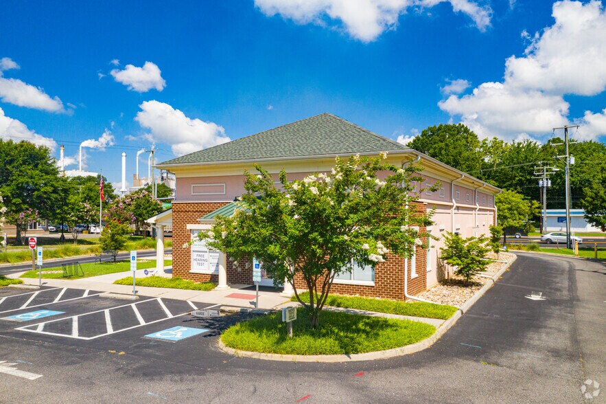 More Photos Of 1302 Lee St, West Point Freestanding For Lease