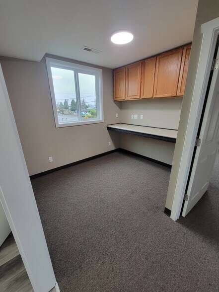 More Photos Of 7817 Pacific Ave, Tacoma Office For Sale