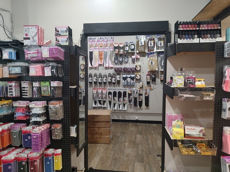 More Photos Of 502 US-1, Norlina Freestanding For Sale