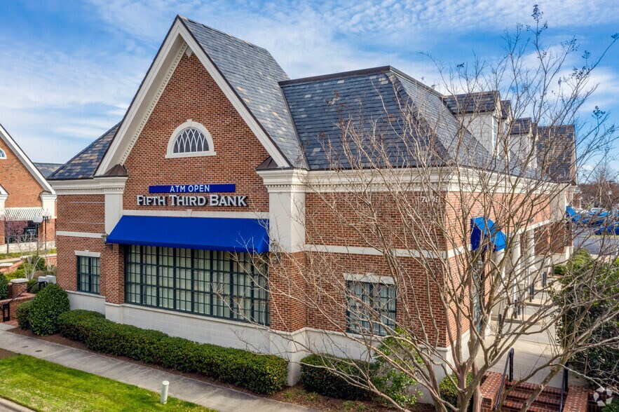 More Photos Of 7809 Colony Rd, Charlotte Bank For Lease