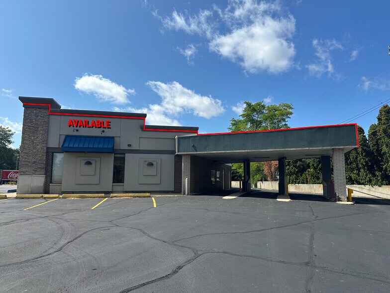 More Photos Of 2141-2181 N Pontiac Trail, Commerce Township Storefront For Lease
