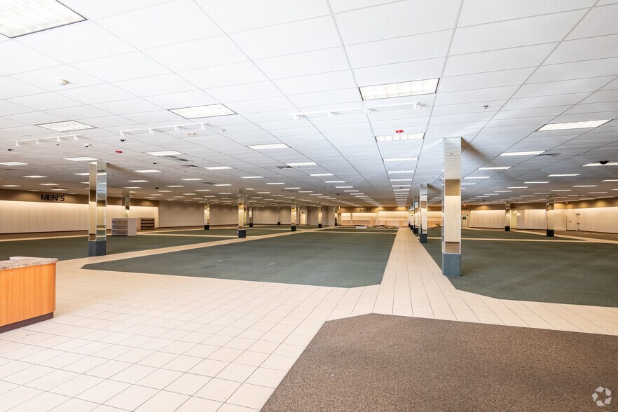 More Photos Of 1010-1038 Glenbrook Way, Hendersonville Unknown For Lease