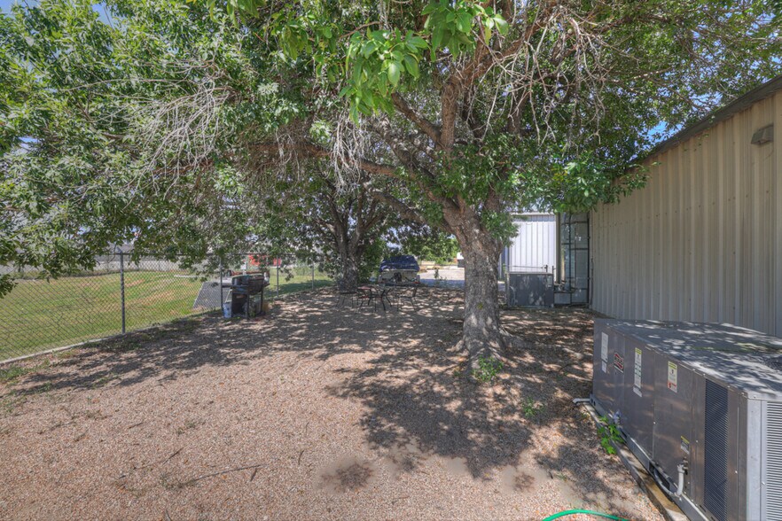 More Photos Of 242 Trade Center Dr, New Braunfels Warehouse For Lease