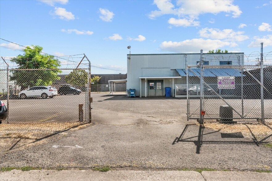More Photos Of 1375 13th St SE, Salem Office For Sale