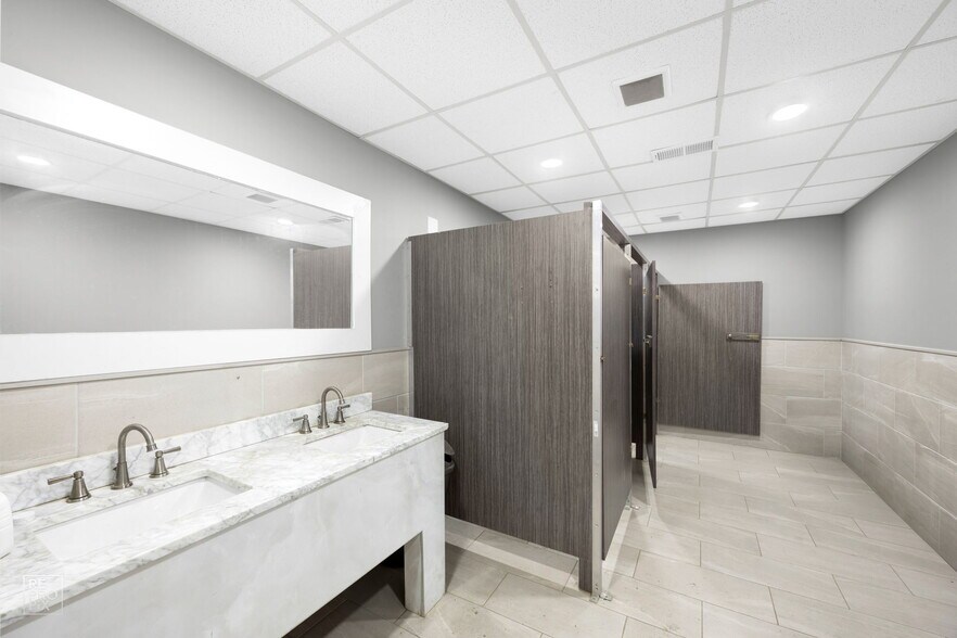 More Photos Of 6166 S Sayre Ave, Chicago Warehouse For Lease