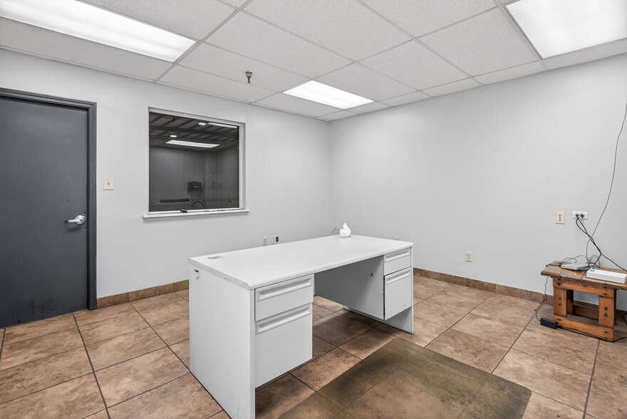 More Photos Of 1500 Dismuke Dr, Farmington Distribution For Sale