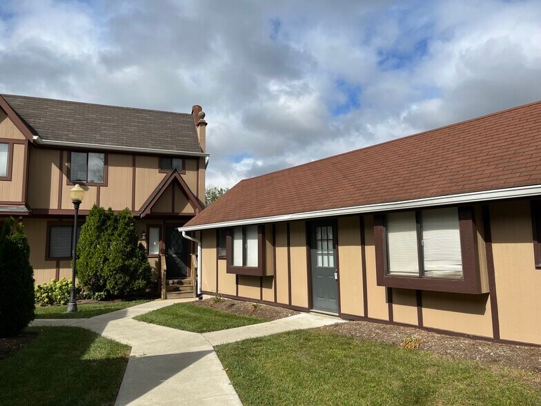 Primary Photo Of 825 Village Quarter Rd, West Dundee Office Residential For Sale