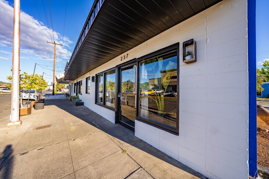 More Photos Of 239 SE G St, Grants Pass General Retail For Sale