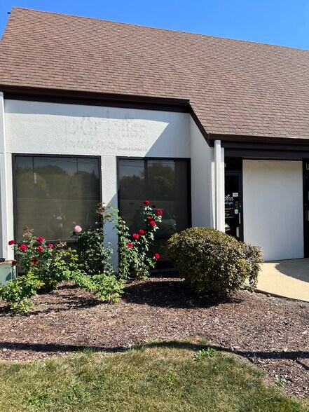 More Photos Of 2020 Dean St, St Charles Office For Sale