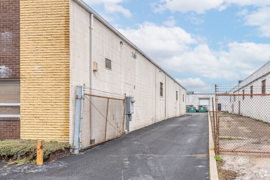 More Photos Of 195 S Fehr Way, Bay Shore Warehouse For Sale