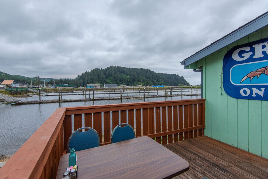 More Photos Of 142 Bay Front Loop, Winchester Bay General Retail For Sale