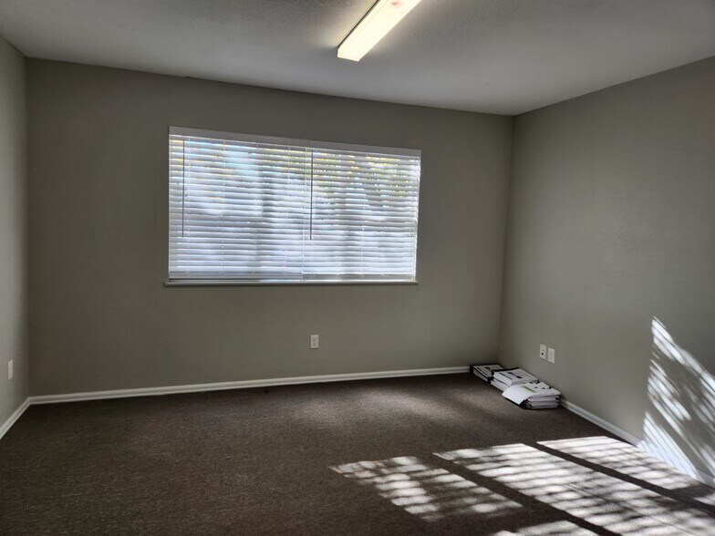 More Photos Of 445 Kristen Ct, Montrose Warehouse For Sale