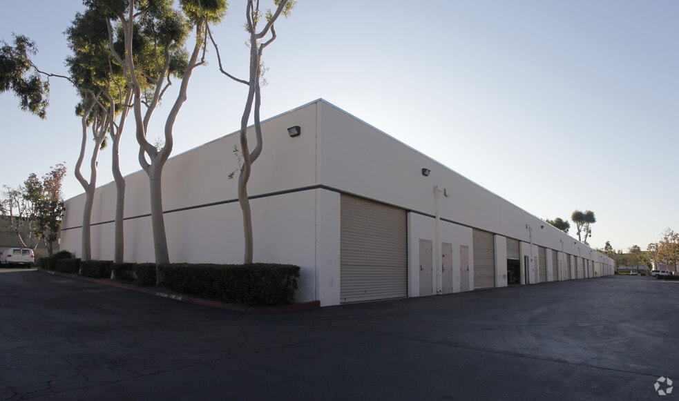 More Photos Of 13851 Roswell Ave, Chino Showroom For Lease