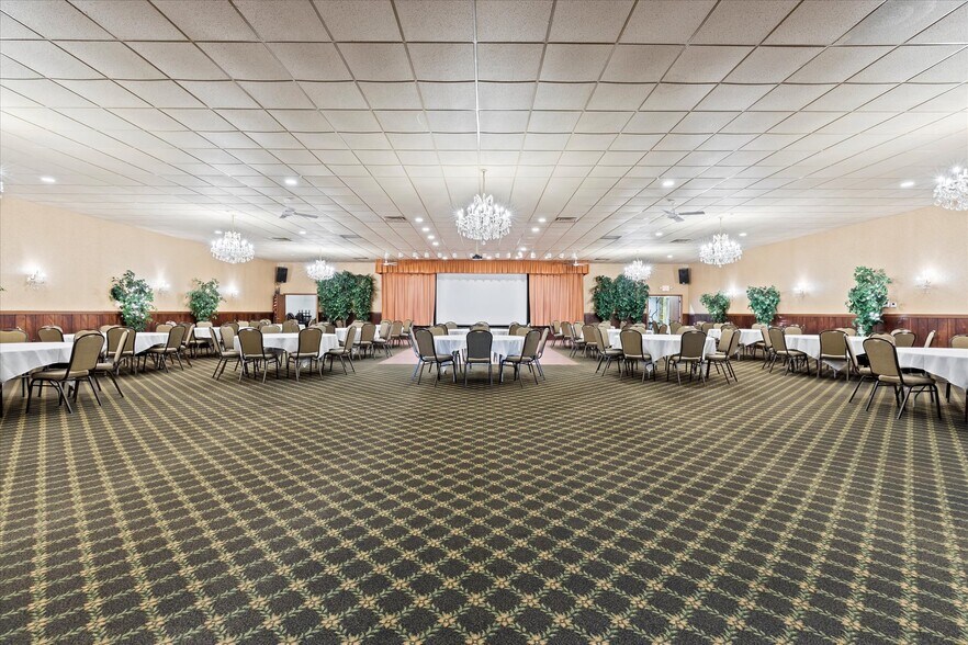 More Photos Of 720 N Wisconsin Ave, Elkhorn Restaurant For Sale