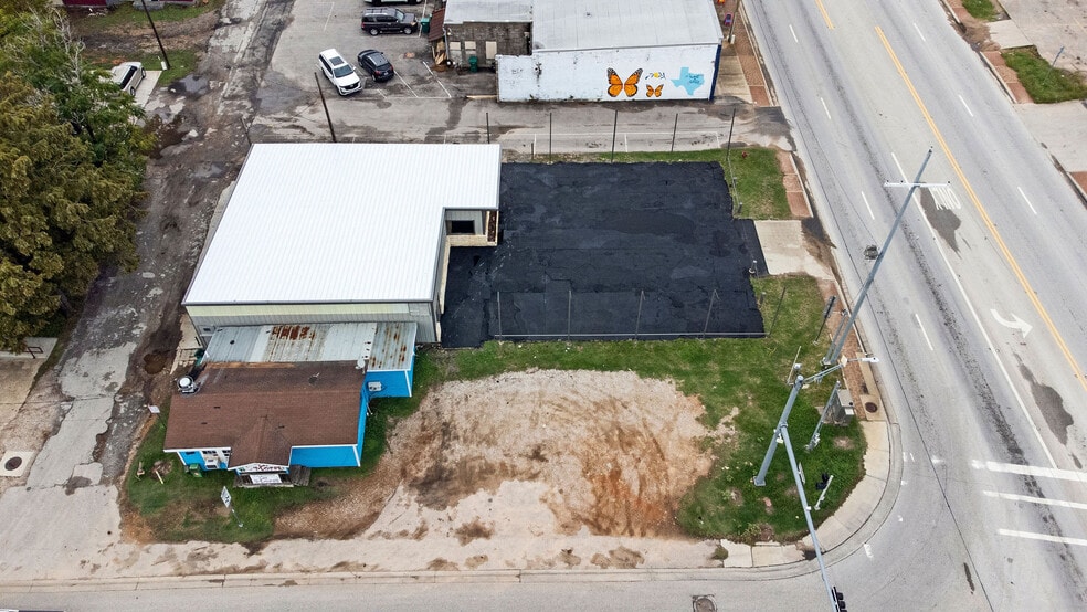 More Photos Of 107 N Danville St, Willis Showroom For Lease