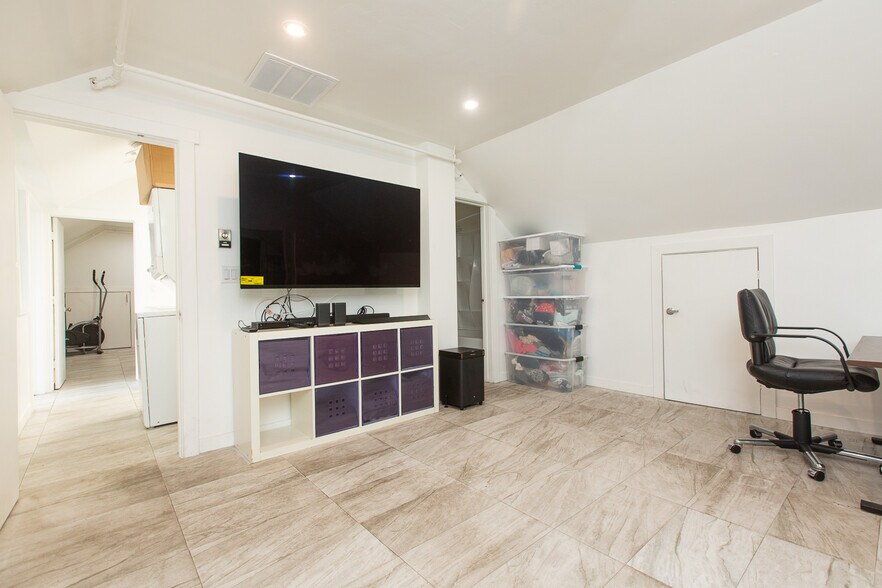 More Photos Of 757 Pier Ave, Santa Monica Office For Sale