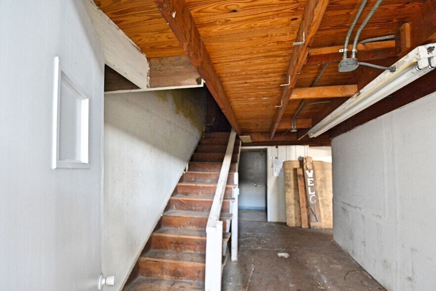 More Photos Of 200 E Court St, Seguin General Retail For Sale