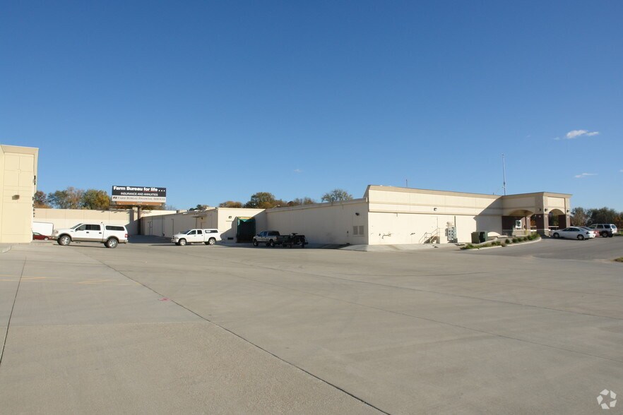 More Photos Of 700 Van Dorn St, Lincoln Showroom For Lease