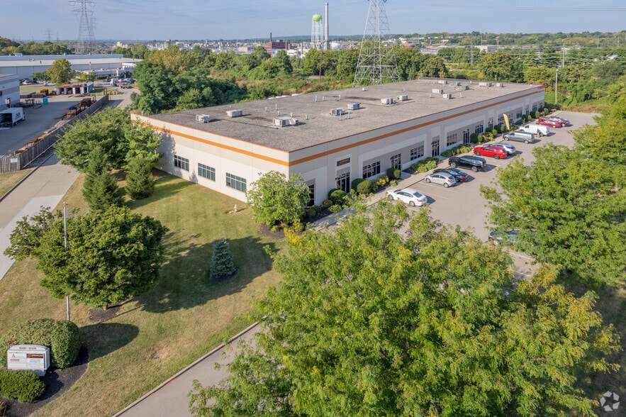 More Photos Of 10321-10335 S Medallion Dr, Cincinnati Warehouse For Lease