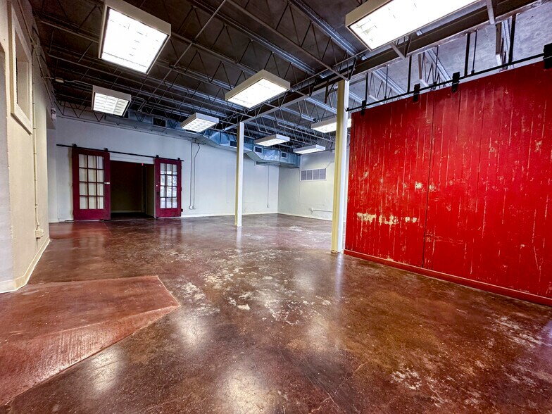 More Photos Of 1 N Mechanic St, El Campo Office For Sale