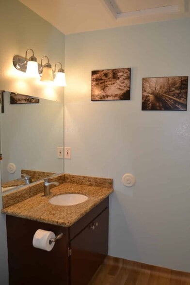 More Photos Of 308 W 12th St, Alturas Hotel For Sale