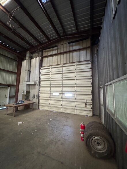 More Photos Of 2038 Saratoga Blvd, Corpus Christi Warehouse For Lease