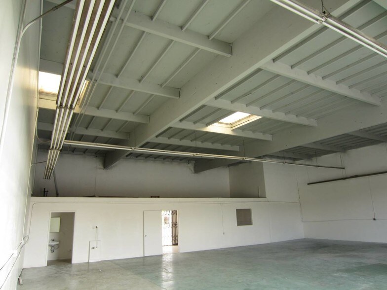 More Photos Of 1022 W Gladstone St, Azusa Industrial For Lease