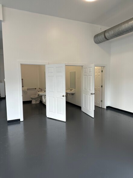 More Photos Of 686 Montgomery Ave, Lexington General Retail For Sale