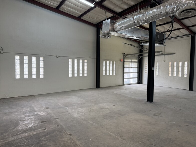 More Photos Of 1108 S Flores St, San Antonio Showroom For Lease