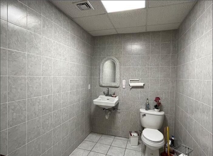 More Photos Of 5 Bond St, Great Neck Storefront Retail Office For Lease