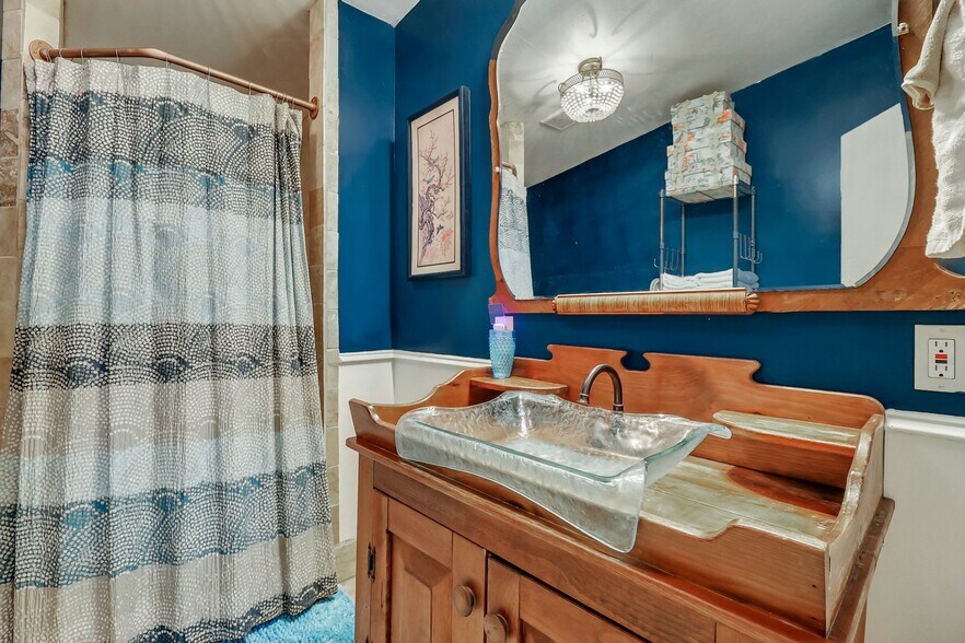 More Photos Of 8 E 41st St, Savannah Storefront Retail Residential For Sale