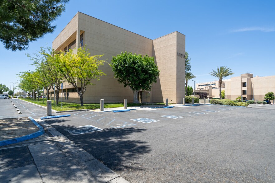 More Photos Of 44215 15th St W, Lancaster Medical For Lease