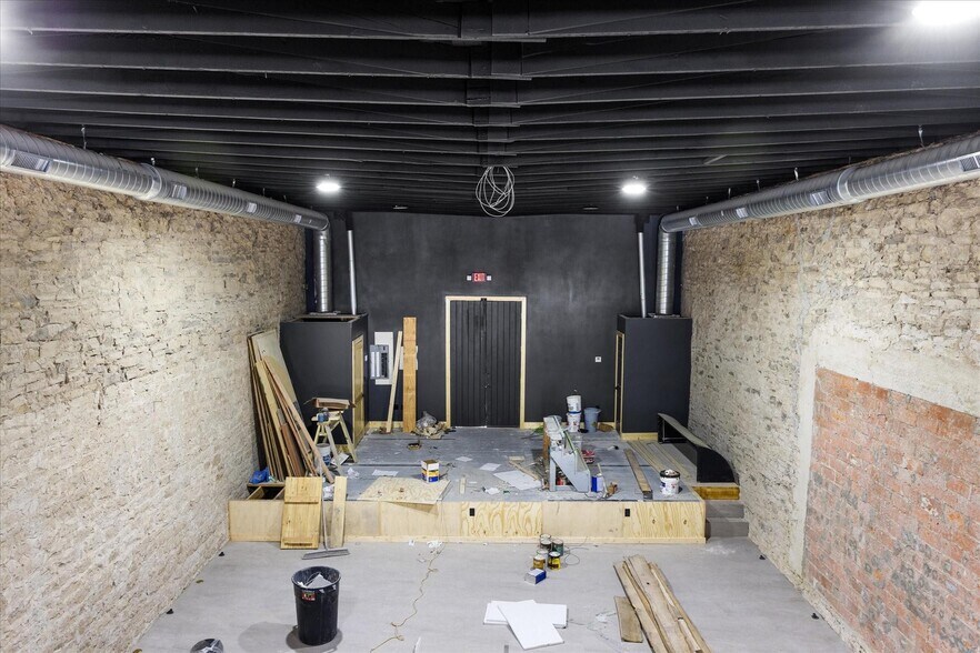 More Photos Of 114 NE Barnard St, Glen Rose Storefront For Lease