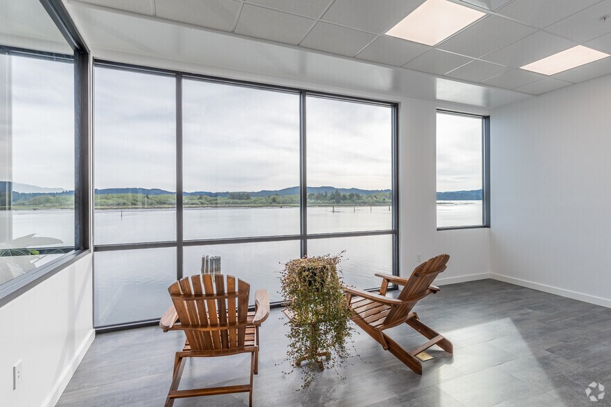 More Photos Of 1280 N Bayshore Dr, Coos Bay General Retail For Lease