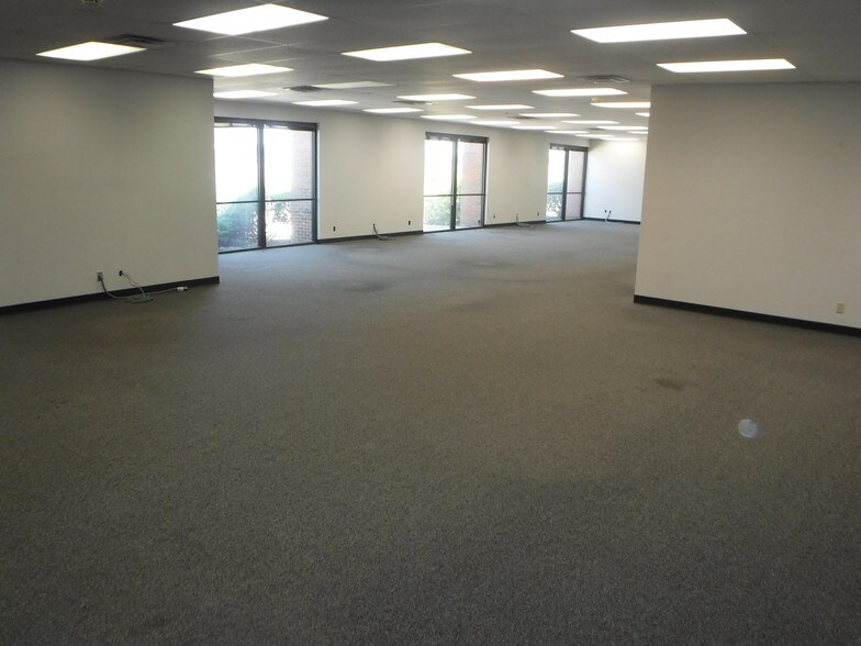 More Photos Of 7803 E Osie St, Wichita Research And Development For Lease
