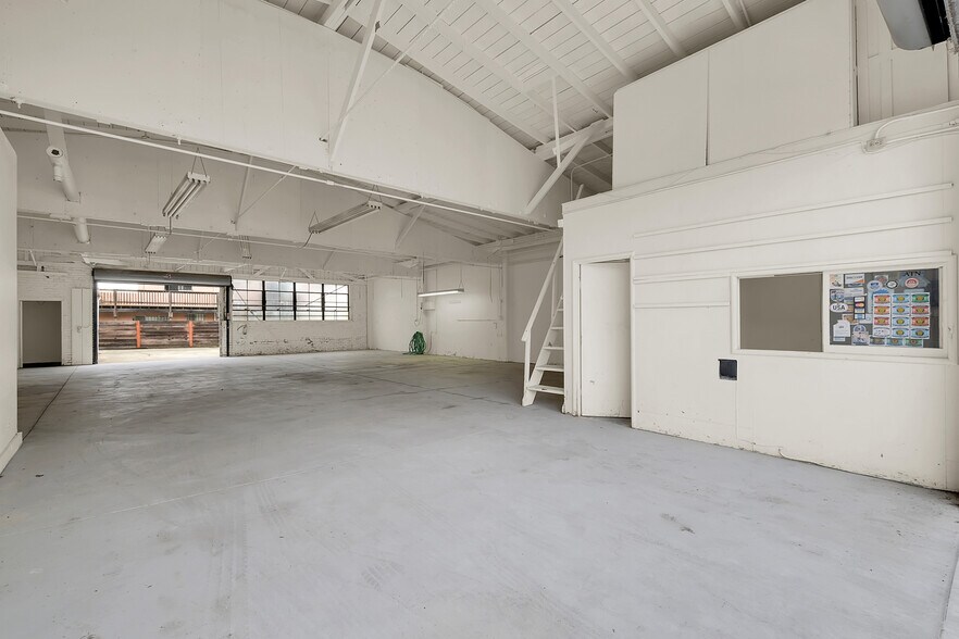 More Photos Of 2860 38th Ave, Oakland Auto Repair For Sale