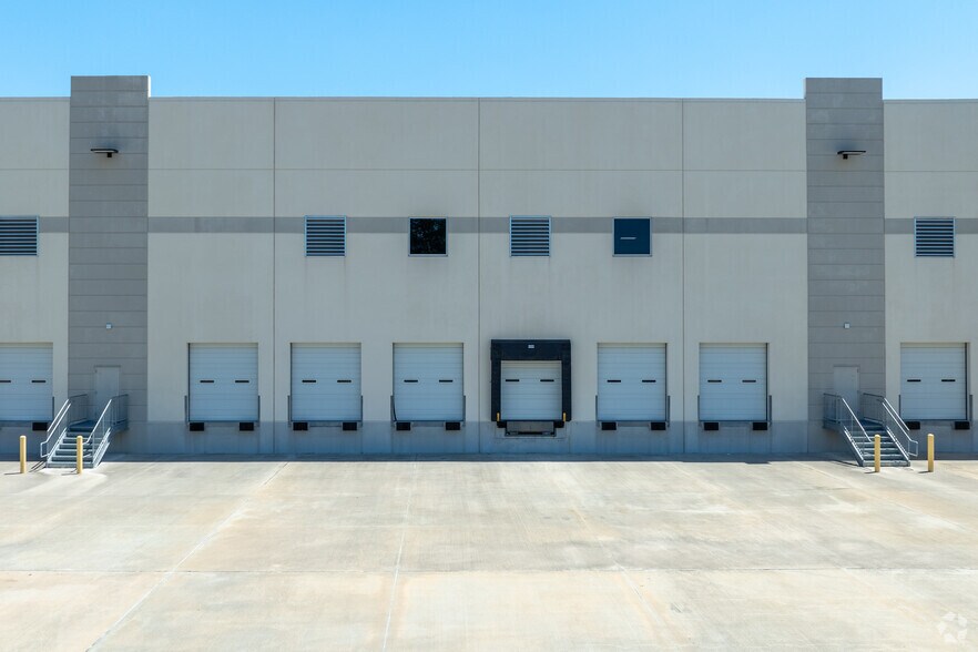 More Photos Of 21420 Northwest Fwy, Cypress Distribution For Lease