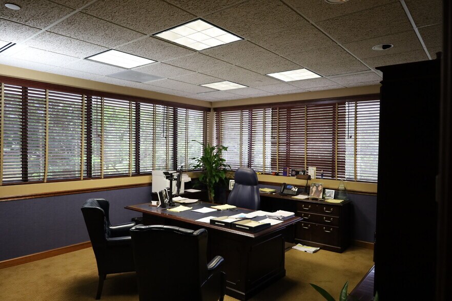 More Photos Of 1615 Forum Pl, West Palm Beach Office For Sale