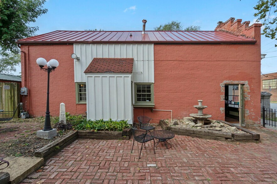 More Photos Of 901 Franklin Ave, Lexington General Retail For Sale