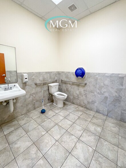 More Photos Of 1652 E Houston St, Beeville Healthcare For Lease