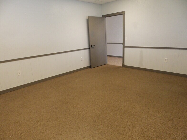 More Photos Of 2005 Tile Factory Rd, Palestine Manufacturing For Lease