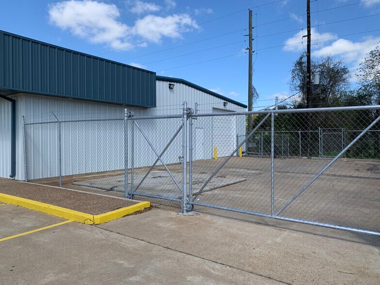 More Photos Of 15930 Cypress North Houston Rd, Cypress Warehouse For Lease